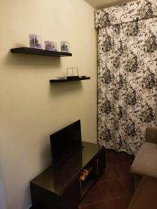 a living room with a tv and a wall at Porto matrouh in Marsa Matruh
