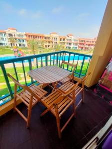 a wooden table and two chairs on a balcony at Porto matrouh in Marsa Matruh