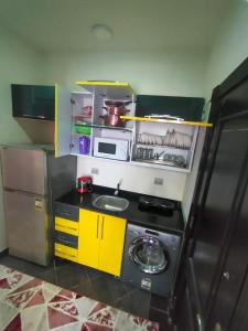 a small kitchen with a stove and a microwave at Porto matrouh in Marsa Matruh