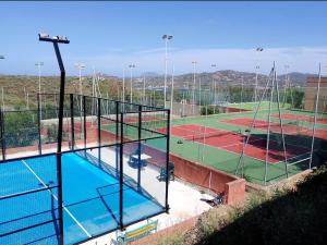 Tenis a/nebo squash v ubytování Bilocale costa smeralda località cugnana verde nebo okolí