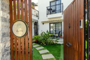 una entrada a una casa con una puerta y césped en Arden's House, en Bodrum City