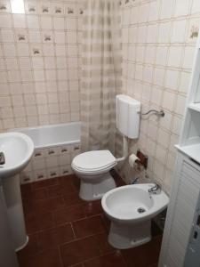 y baño con aseo blanco y lavamanos. en Panorama Apartament, en Portimão