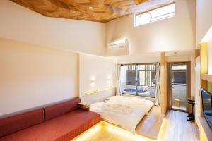 sala de estar con sofá y TV en Hidamari Ichinoyu, en Hakone 37 fotos más