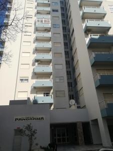 un edificio con balcones en un lateral en Panorama Apartament, en Portimão