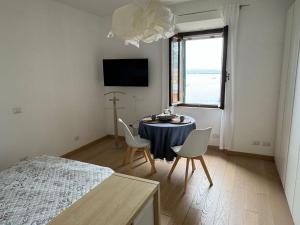 A television and/or entertainment centre at Appartamento con vista mare a Porto Santo Stefano
