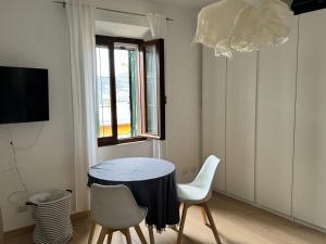 A television and/or entertainment centre at Appartamento con vista mare a Porto Santo Stefano