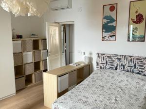 A bed or beds in a room at Appartamento con vista mare a Porto Santo Stefano