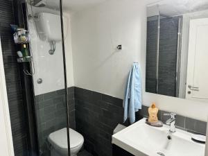 A bathroom at Appartamento con vista mare a Porto Santo Stefano