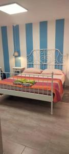 Ce lit se trouve dans un dortoir doté d'un mur bleu et blanc. dans l'établissement casa vacanze verdeblu, à SantʼEusanio del Sangro