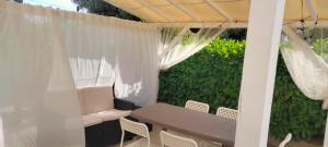 une terrasse avec une table et des chaises sous une tente dans l'établissement casa vacanze verdeblu, à SantʼEusanio del Sangro