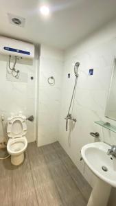 La salle de bains est pourvue de toilettes et d'un lavabo. dans l'établissement Era Ha Yen Apartment, à Hanoï