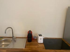 a kitchen counter with a sink and a sink at T2 proche de la gare et du centre-ville nouveau proprio in Besançon +8 photos