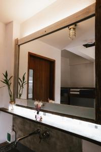 einen großen Spiegel über einem Waschbecken im Bad in der Unterkunft Island Lyfe Adventures in El Nido