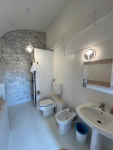 阿泰薩的住宿－Il Castello di Atessa，白色的浴室设有卫生间和水槽。