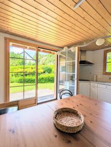 Kuchyň nebo kuchyňský kout v ubytování Sublime et calme 3,5p Terrasse et Jardin