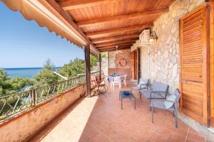 een patio met stoelen en een tafel op een balkon bij Acciaroli parco baia dei pini lotto a piccola in Acciaroli