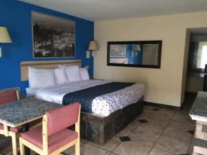 Кровать или кровати в номере Americas Best Value Inn Beaumont