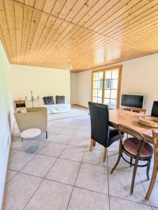 TV a/nebo společenská místnost v ubytování Sublime et calme 3,5p Terrasse et Jardin