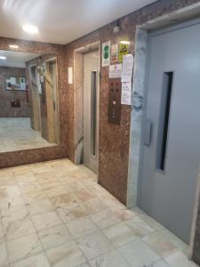 pasillo en un edificio con puerta y suelo de baldosa en Panorama Apartament, en Portimão