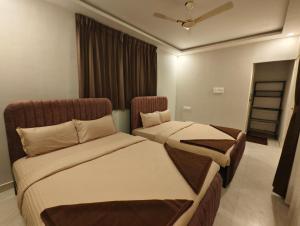 Postel nebo postele na pokoji v ubytování Aadvik Luxury Farmstay