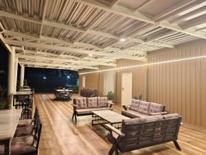 Posezení v ubytování Aadvik Luxury Farmstay
