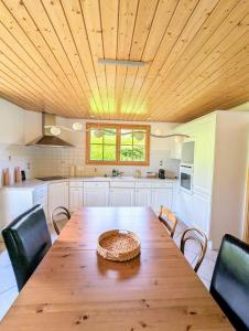 Kuchyň nebo kuchyňský kout v ubytování Sublime et calme 3,5p Terrasse et Jardin