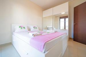 Posteľ alebo postele v izbe v ubytovaní LUXURY AND SUNNY APARTMENT 250 mts FROM THE BEACH!!
