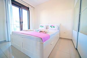 Posteľ alebo postele v izbe v ubytovaní LUXURY AND SUNNY APARTMENT 250 mts FROM THE BEACH!!