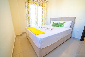 Posteľ alebo postele v izbe v ubytovaní LUXURY AND SUNNY APARTMENT 250 mts FROM THE BEACH!!