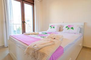 Posteľ alebo postele v izbe v ubytovaní LUXURY AND SUNNY APARTMENT 250 mts FROM THE BEACH!!