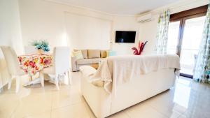 Televízia a/alebo spoločenská miestnosť v ubytovaní LUXURY AND SUNNY APARTMENT 250 mts FROM THE BEACH!!