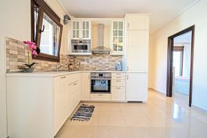 Kuchyňa alebo kuchynka v ubytovaní LUXURY AND SUNNY APARTMENT 250 mts FROM THE BEACH!!