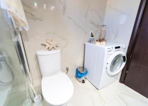 Kúpeľňa v ubytovaní LUXURY AND SUNNY APARTMENT 250 mts FROM THE BEACH!!
