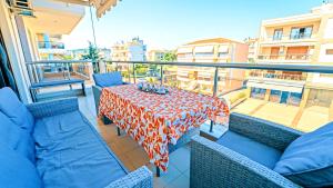 Balkón alebo terasa v ubytovaní LUXURY AND SUNNY APARTMENT 250 mts FROM THE BEACH!!