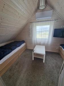 Habitación pequeña con cama y mesa en Domek Skandynawski en Przykona