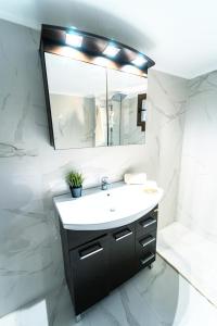 Kúpeľňa v ubytovaní LUXURY AND SUNNY APARTMENT 250 mts FROM THE BEACH!! + 37 fotografií