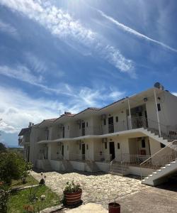 un grande edificio bianco con un cielo sullo sfondo di Evita Beach Hotel a Spilia