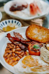 talerz jedzenia śniadaniowego z jajkami, fasolką bekonu i tostem w obiekcie Island Lyfe Adventures w mieście El Nido