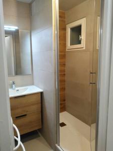 Et badeværelse på Duplex lumineux - 40m2 - 2 chambres - Balcon terrasse - Parking - Entierement renové en Mai 2024