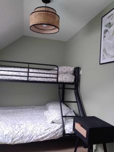 En eller flere senge i et værelse på Duplex lumineux - 40m2 - 2 chambres - Balcon terrasse - Parking - Entierement renové en Mai 2024