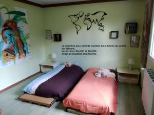 ein Schlafzimmer mit 2 Betten und ein Schild an der Wand in der Unterkunft Mulsanne Corner in Mulsanne