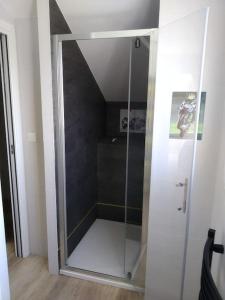 eine Dusche in einem Raum mit Glastür in der Unterkunft Mulsanne Corner in Mulsanne
