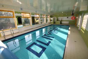 una grande piscina in un edificio di Olimpia Resort & SPA a Szczyrk