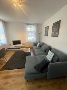 ein Wohnzimmer mit einem Sofa und einem Tisch in der Unterkunft Apartment Steinbruch in Bad Schandau