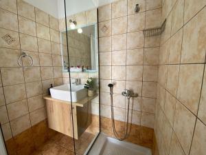 La salle de bains est pourvue d'une douche et d'un lavabo. dans l'établissement Athena Kythera, à Diakofti