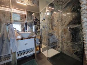 Kúpeľňa v ubytovaní Romantisches Bergapartment - Luxus Studio auf der Simonhöhe