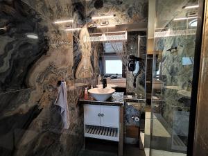 Fotografia z galérie ubytovania Romantisches Bergapartment - Luxus Studio auf der Simonhöhe v destinácii Zirkitz