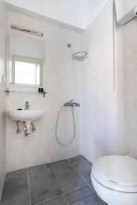 La salle de bains est pourvue de toilettes et d'un lavabo. dans l'établissement Ethereal Stay, à Spetses