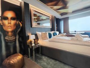 Posteľ alebo postele v izbe v ubytovaní Romantisches Bergapartment - Luxus Studio auf der Simonhöhe