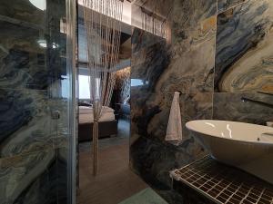 Kúpeľňa v ubytovaní Romantisches Bergapartment - Luxus Studio auf der Simonhöhe